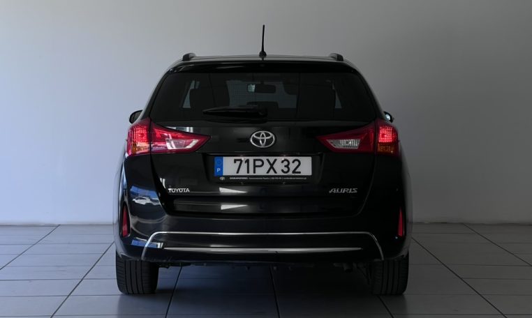 carro auris traseira